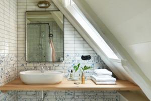 a bathroom with a sink and a mirror at Five Rooms in Leer