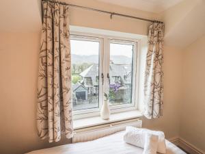 - une chambre dotée d'une fenêtre avec un vase dans l'établissement Loughrigg View, à Ambleside