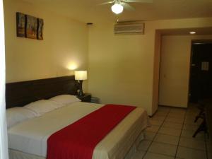 Tempat tidur dalam kamar di Hotel Real del Sol