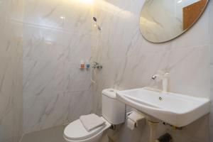 Koupelna v ubytování Sans Hotel Suryakencana Bogor