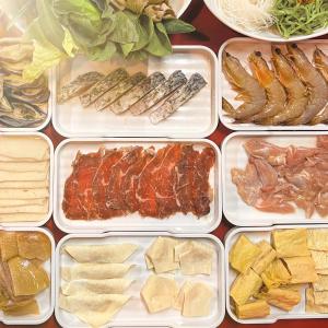 un groupe de récipients en plastique remplis de différents types de denrées alimentaires; dans l'établissement Puteri Wing - Riverside Majestic Hotel, à Kuching