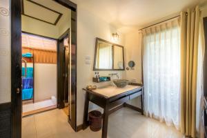 Postel nebo postele na pokoji v ubytování Chada Lanta Beach Resort - SHA Extra Plus