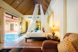 Bazén v ubytování Chada Lanta Beach Resort - SHA Extra Plus nebo v jeho okolí