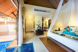Bazén v ubytování Chada Lanta Beach Resort - SHA Extra Plus nebo v jeho okolí