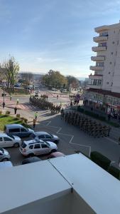 un gruppo di auto della polizia parcheggiate in un parcheggio di Apartament Cloșca a Alba Iulia