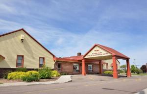 un edificio con una señal delante de él en Slemon Park Hotel & Conference Centre, en Summerside