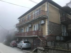ein Gebäude mit davor geparkt in der Unterkunft Vince Apartments in Kruševo