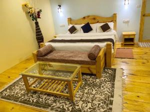1 dormitorio con cama, sofá y mesa en Agonda Serenity Beach Villa en Agonda