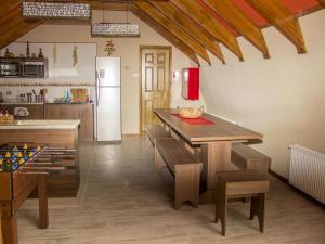 uma cozinha com uma mesa e um tabuleiro de xadrez em Hostel Entre Vientos em Punta Arenas