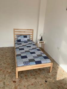 ein Bett mit einer blau-weißen Decke drauf in der Unterkunft Gigogì House in Mailand