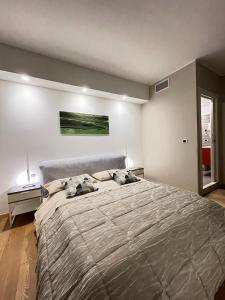 Postel nebo postele na pokoji v ubytování Smart House Rooms Central Luxury