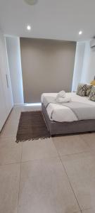 Una cama o camas en una habitación de Pebble Beach 242