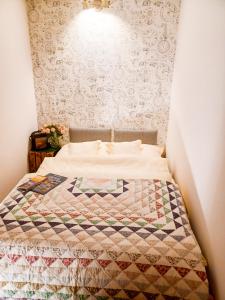 a bedroom with a bed with a quilt on it at Apartament LABA in Sosnówka