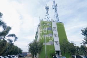 Un edificio con un cartel al costado. en RedLiving Apartemen Emerald Hill - SR Rooms Tower Green, en Karawang