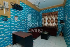 Una habitación con paredes azules con un cartel de "nong" en ella. en RedLiving Apartemen Emerald Hill - SR Rooms Tower Green, en Karawang