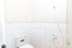un baño con inodoro y ducha en RedLiving Apartemen Emerald Hill - SR Rooms Tower Green, en Karawang 46 fotos más