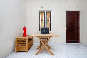 a desk with a television on top of it in a room at SPOT ON Sartika Inn Pati in Pati