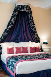 1 dormitorio con 1 cama con dosel en Le Clos Violette et Le 11 D'Aglaé - Appart' hôtel Design de Luxe en LʼIsle-sur-la-Sorgue