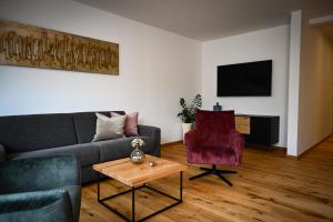 sala de estar con sofá y silla en Moselhaus Krieger, en Traben-Trarbach