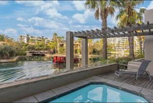 una piscina con pérgola junto a una piscina en Luxury Villa in V&A Waterfront, en Ciudad del Cabo