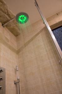 um chuveiro com luz verde na casa de banho em Il Convento della Pietà em Tropea