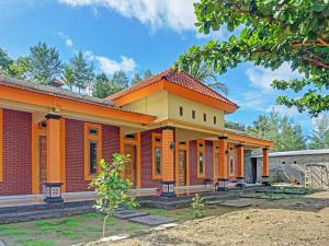 a house with an orange brick at OYO 91988 Azka Homestay Klayar in Pacitan