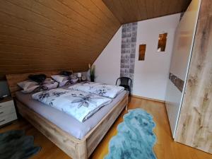 ein Schlafzimmer mit einem Bett und einer Holzdecke in der Unterkunft Ferienwohnung Sonja mit Garten und Freisitz in Steinwiesen