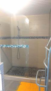 y baño con ducha. en CHAMBRES LEZARD Home, en Païta