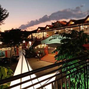 - une vue sur un bâtiment avec une terrasse couverte devant dans l'établissement Davao Airport View Hotel, à Davao