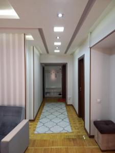 pasillo de una oficina con sofá y habitación en Apartment Center 1, en Tashkent