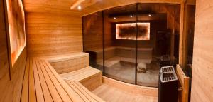 sauna con doccia in una stanza in legno di Pension Gruber a Weisspriach