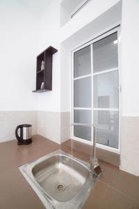 a sink in a room with a window at The Montfort, Nuwaraeliya in Nuwara Eliya