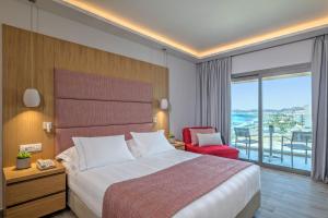 Ένα ή περισσότερα κρεβάτια σε δωμάτιο στο Amada Colossos Resort