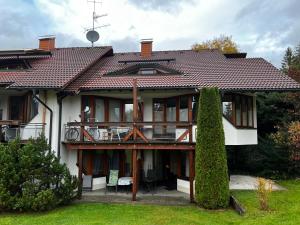 uma casa com um telhado que tem uma varanda em Michels Apartment em Titisee-Neustadt