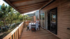 Un balcón o terraza de Camping Bungalow Serra de Prades Resort