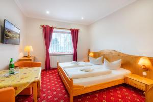 Tempat tidur dalam kamar di Hotel am Gothensee