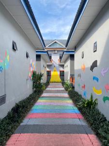 un pasillo de un edificio con una acera arco iris en SURIA BEACH RESORT Pangkor en Pangkor