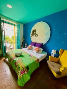 セビリアにあるセビーリャ キッ​​チュ ホステル アートのベッドルーム1室(大きな壁に大きな地球を配したベッド1台付)