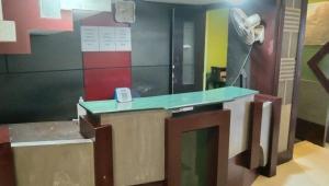 Pokój z biurkiem i telefonem w obiekcie Select Residency w mieście Kozhikode