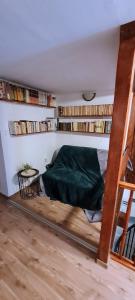 Cama en habitación con libros en la pared en Wellness Chaloupka Mezná - Národní park České Švýcarsko, en Hřensko