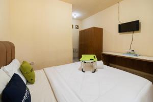 Ein Bett oder Betten in einem Zimmer der Unterkunft Urbanview Hotel Griya Astoeti 2 Cisarua Puncak