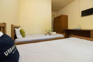 Ein Bett oder Betten in einem Zimmer der Unterkunft Urbanview Hotel Griya Astoeti 2 Cisarua Puncak
