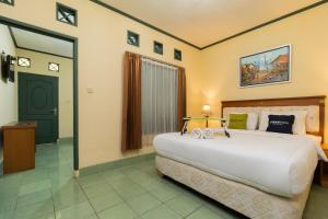 Ein Bett oder Betten in einem Zimmer der Unterkunft Urbanview Hotel Griya Astoeti 2 Cisarua Puncak