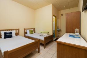 Ein Bett oder Betten in einem Zimmer der Unterkunft Urbanview Hotel Griya Astoeti 2 Cisarua Puncak