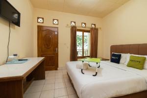 Ein Bett oder Betten in einem Zimmer der Unterkunft Urbanview Hotel Griya Astoeti 2 Cisarua Puncak
