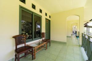 Ein Balkon oder eine Terrasse in der Unterkunft Urbanview Hotel Griya Astoeti 2 Cisarua Puncak