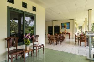 Ein Restaurant oder anderes Speiselokal in der Unterkunft Urbanview Hotel Griya Astoeti 2 Cisarua Puncak 