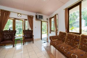 Ein Sitzbereich in der Unterkunft Urbanview Hotel Griya Astoeti 2 Cisarua Puncak