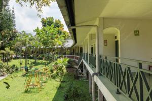 Ein Garten an der Unterkunft Urbanview Hotel Griya Astoeti 2 Cisarua Puncak