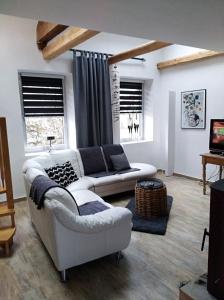 ein Wohnzimmer mit einem Sofa und einem Tisch in der Unterkunft Ferienhaus Laux in Weiskirchen